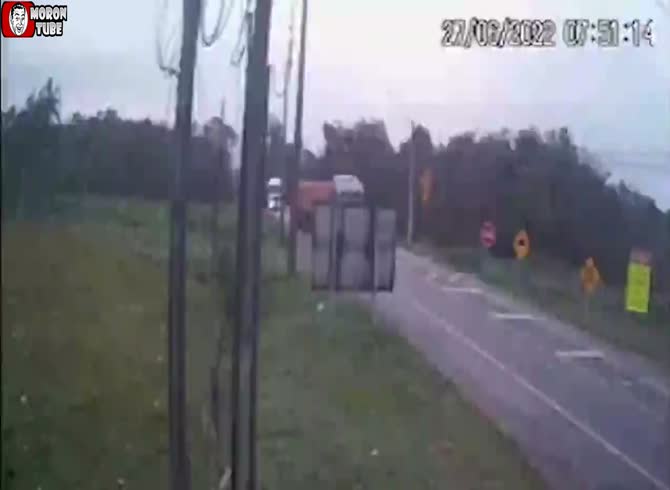 Video :A truck is hit by a train